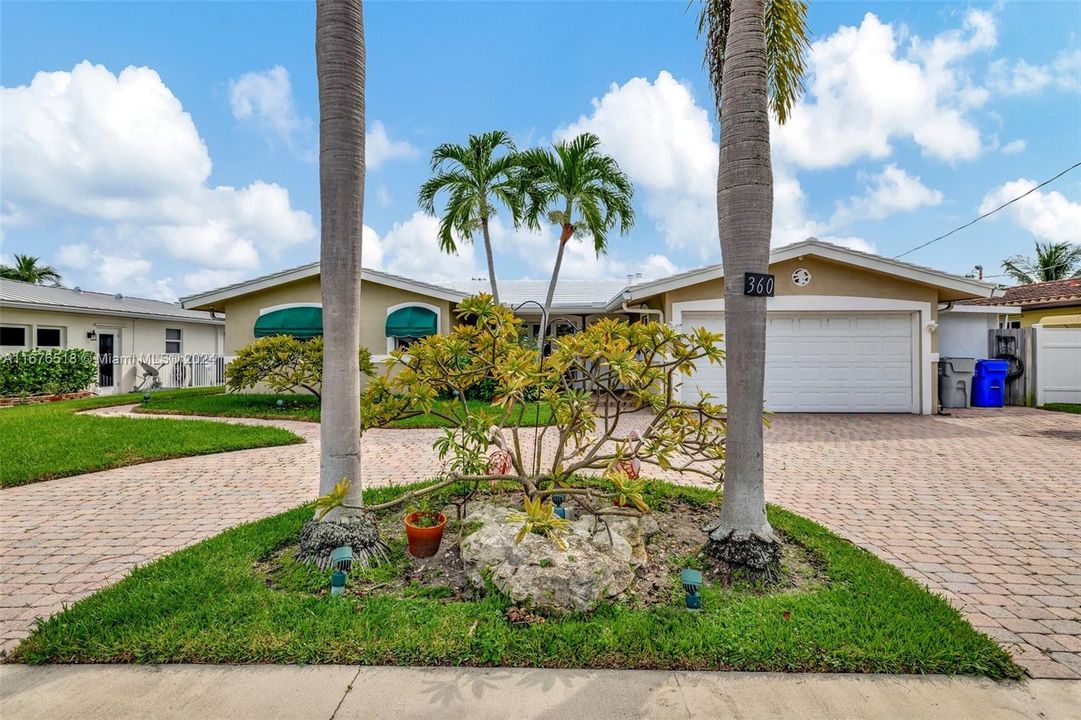 For Sale: $949,000 (2 beds, 2 baths, 1356 Square Feet)