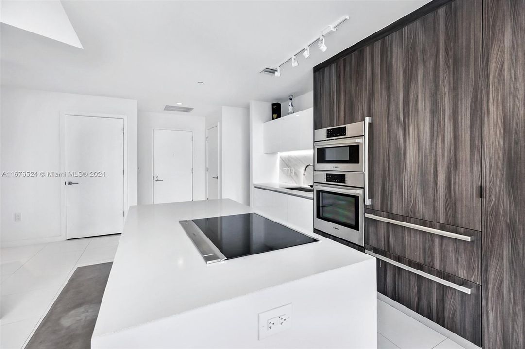 For Sale: $650,000 (1 beds, 1 baths, 929 Square Feet)