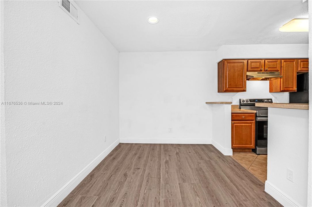 For Sale: $215,000 (2 beds, 1 baths, 980 Square Feet)