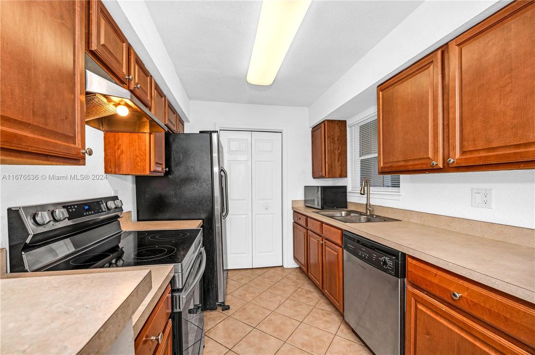 For Sale: $215,000 (2 beds, 1 baths, 980 Square Feet)