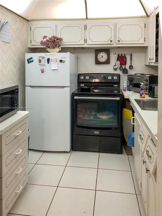 For Sale: $99,500 (1 beds, 1 baths, 700 Square Feet)