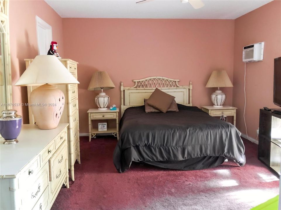 For Sale: $99,500 (1 beds, 1 baths, 700 Square Feet)