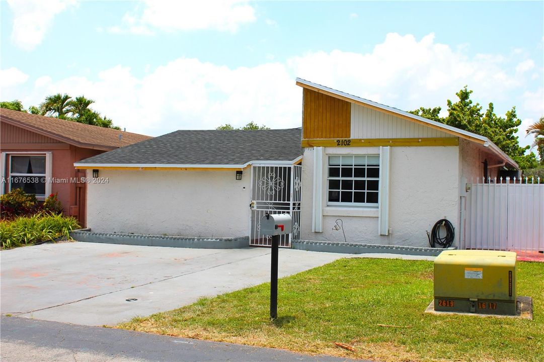 For Sale: $525,000 (3 beds, 2 baths, 1138 Square Feet)