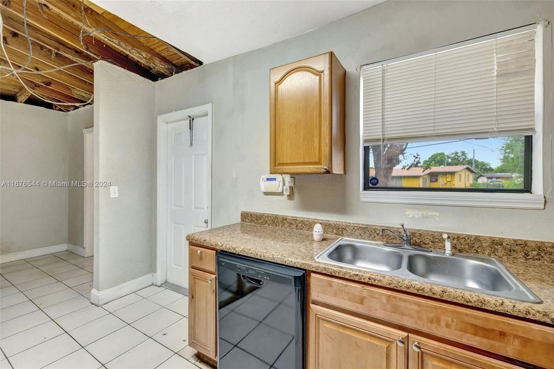 For Sale: $329,900 (3 beds, 2 baths, 1221 Square Feet)