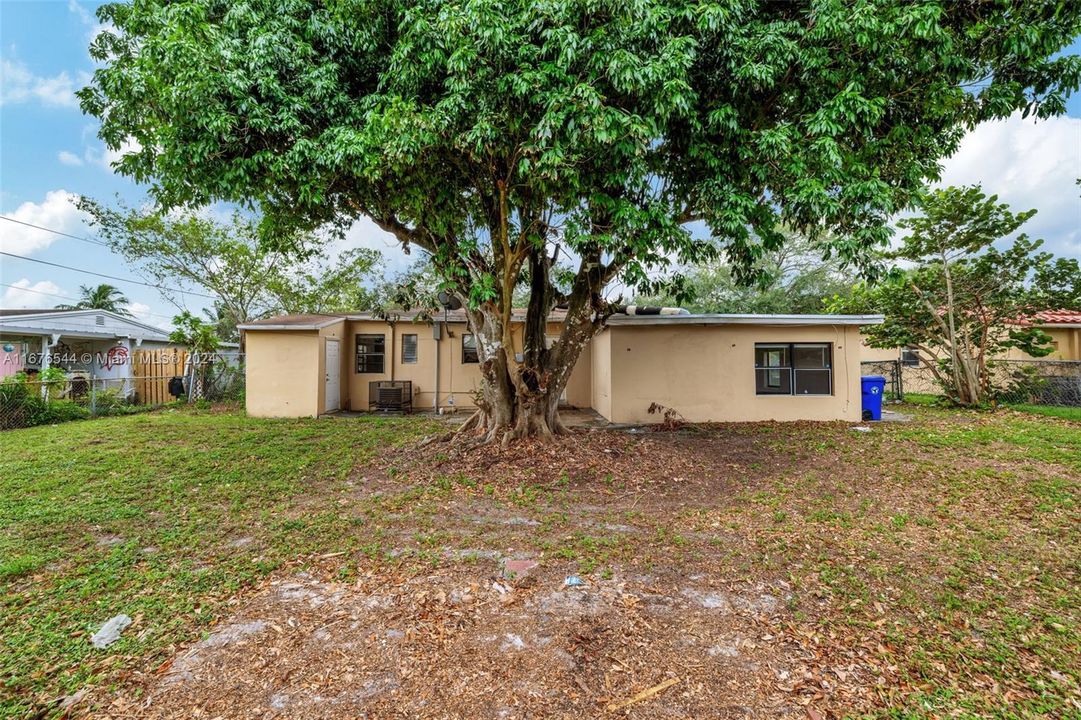 For Sale: $329,900 (3 beds, 2 baths, 1221 Square Feet)