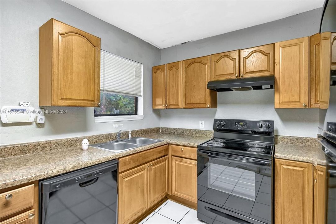 For Sale: $329,900 (3 beds, 2 baths, 1221 Square Feet)