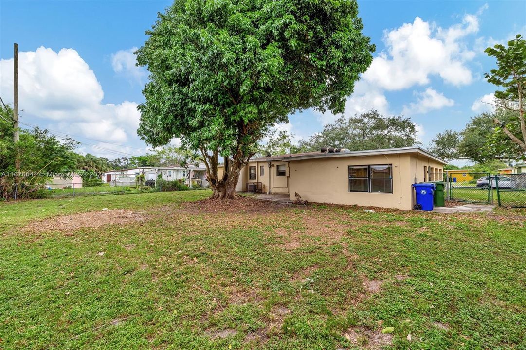 For Sale: $329,900 (3 beds, 2 baths, 1221 Square Feet)