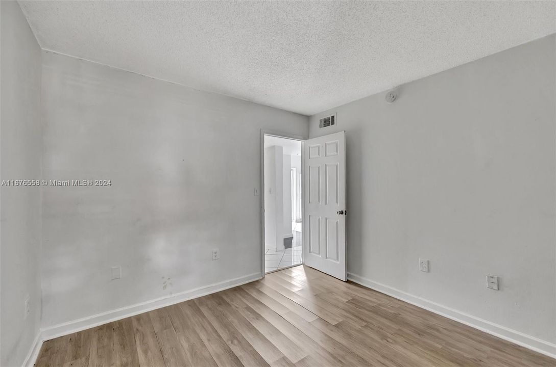 For Sale: $279,900 (2 beds, 2 baths, 970 Square Feet)