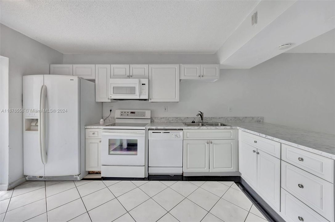 For Sale: $279,900 (2 beds, 2 baths, 970 Square Feet)