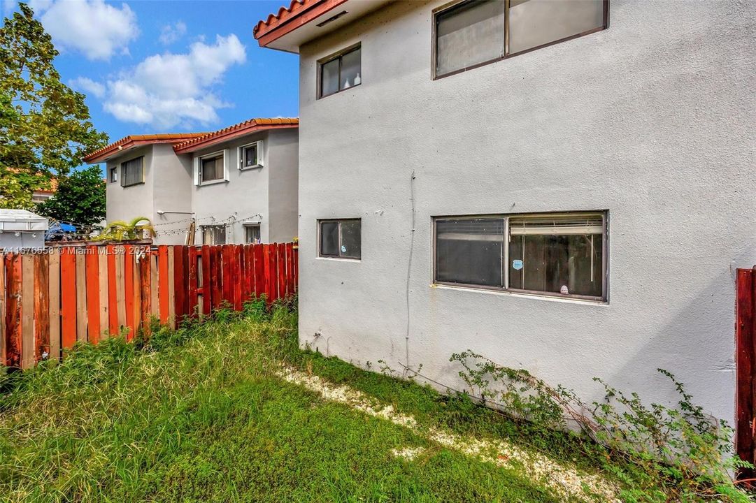 For Sale: $279,900 (2 beds, 2 baths, 970 Square Feet)