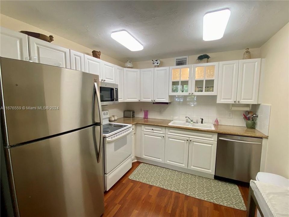 For Sale: $195,000 (2 beds, 2 baths, 1002 Square Feet)