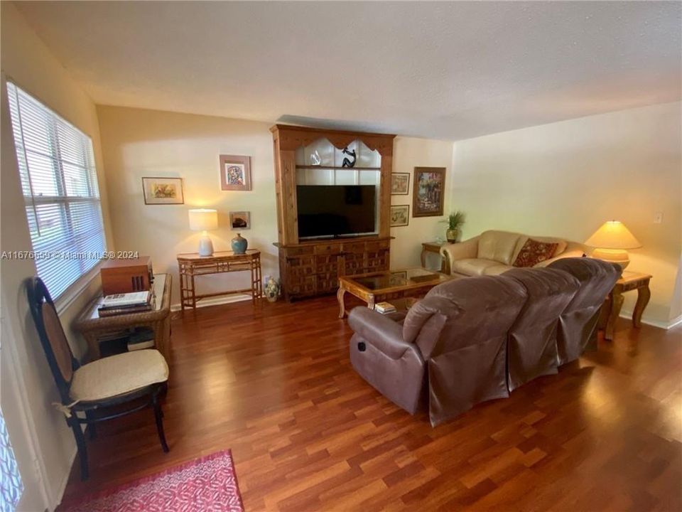 For Sale: $195,000 (2 beds, 2 baths, 1002 Square Feet)