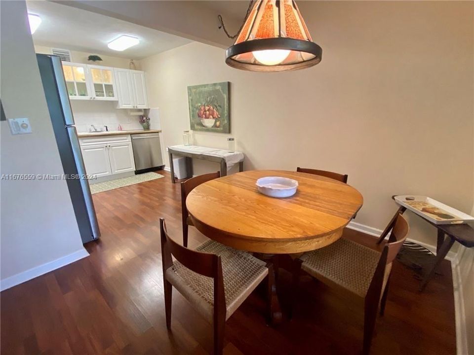 For Sale: $195,000 (2 beds, 2 baths, 1002 Square Feet)