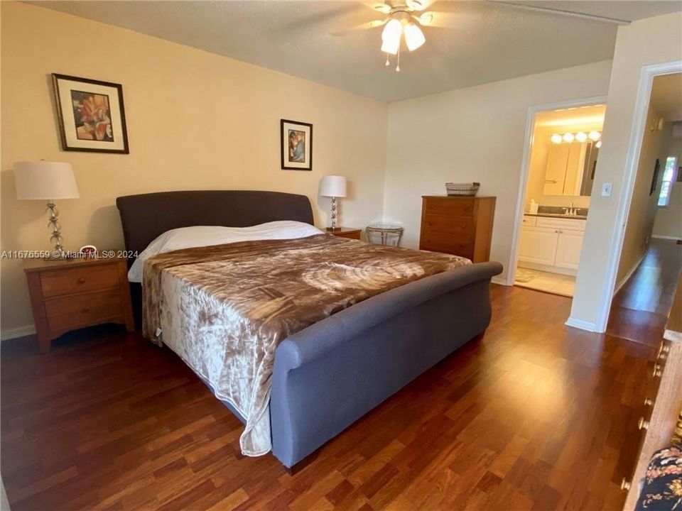 For Sale: $195,000 (2 beds, 2 baths, 1002 Square Feet)