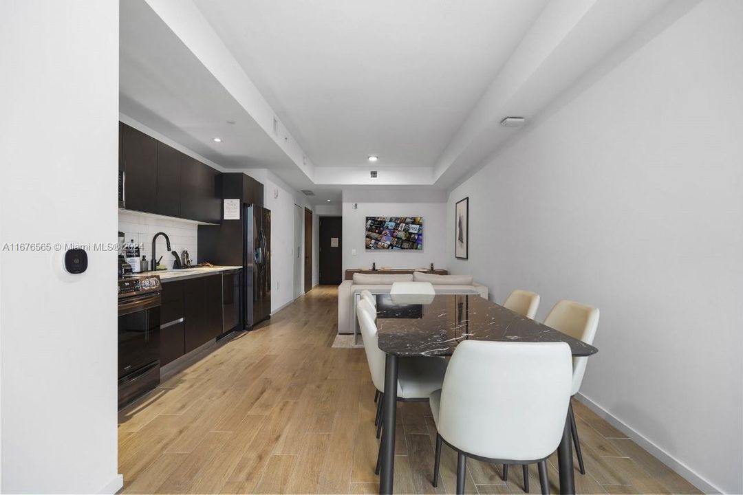 For Sale: $965,000 (1 beds, 2 baths, 665 Square Feet)