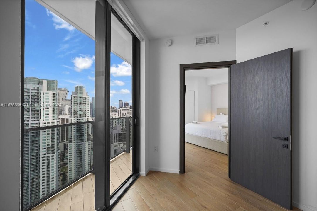 For Sale: $965,000 (1 beds, 2 baths, 665 Square Feet)