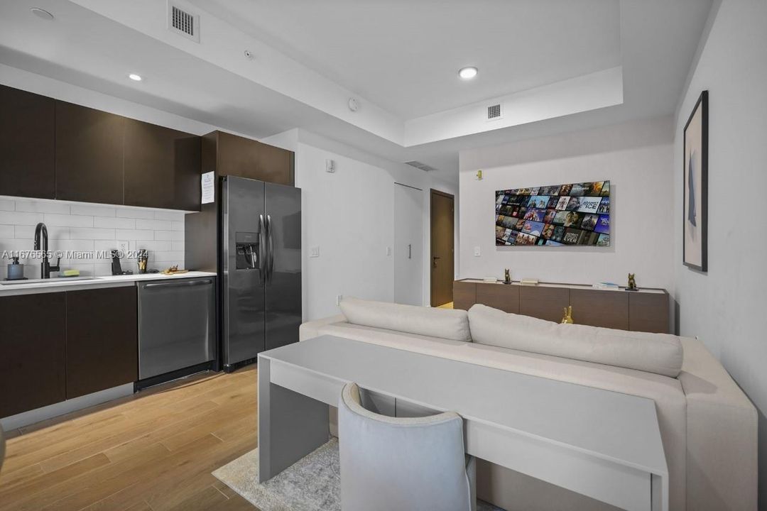 For Sale: $965,000 (1 beds, 2 baths, 665 Square Feet)