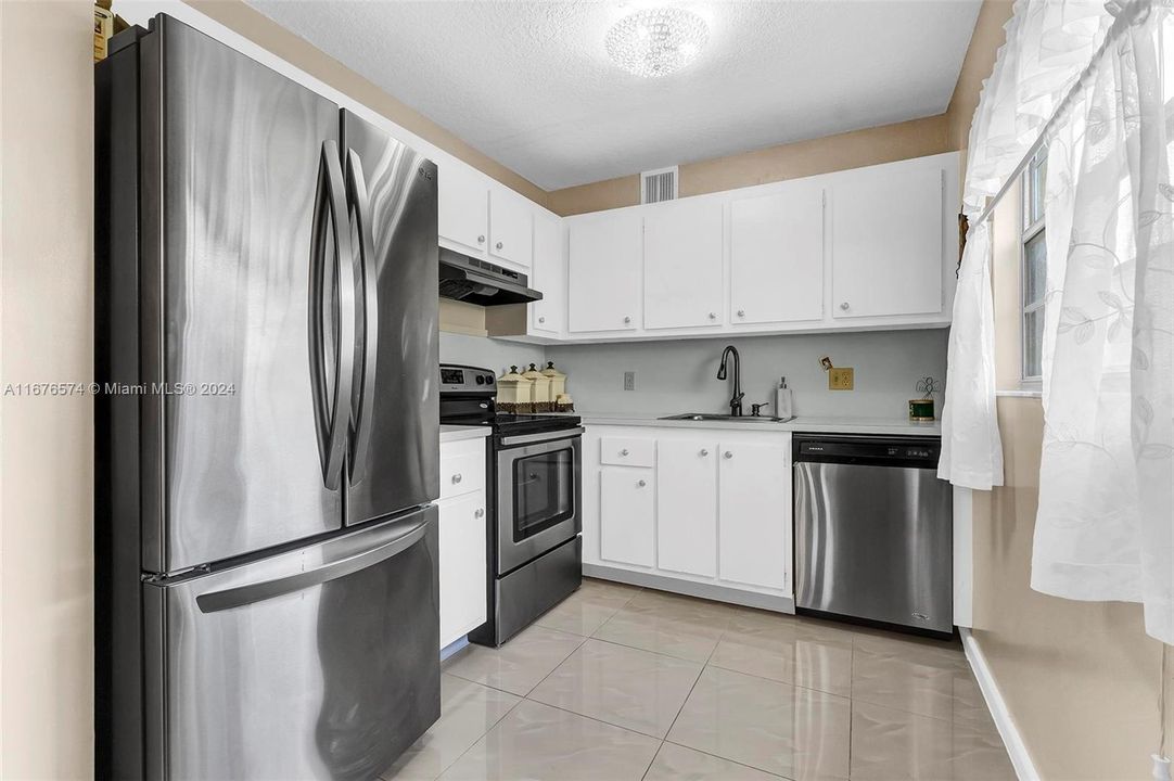 For Sale: $174,999 (2 beds, 1 baths, 954 Square Feet)