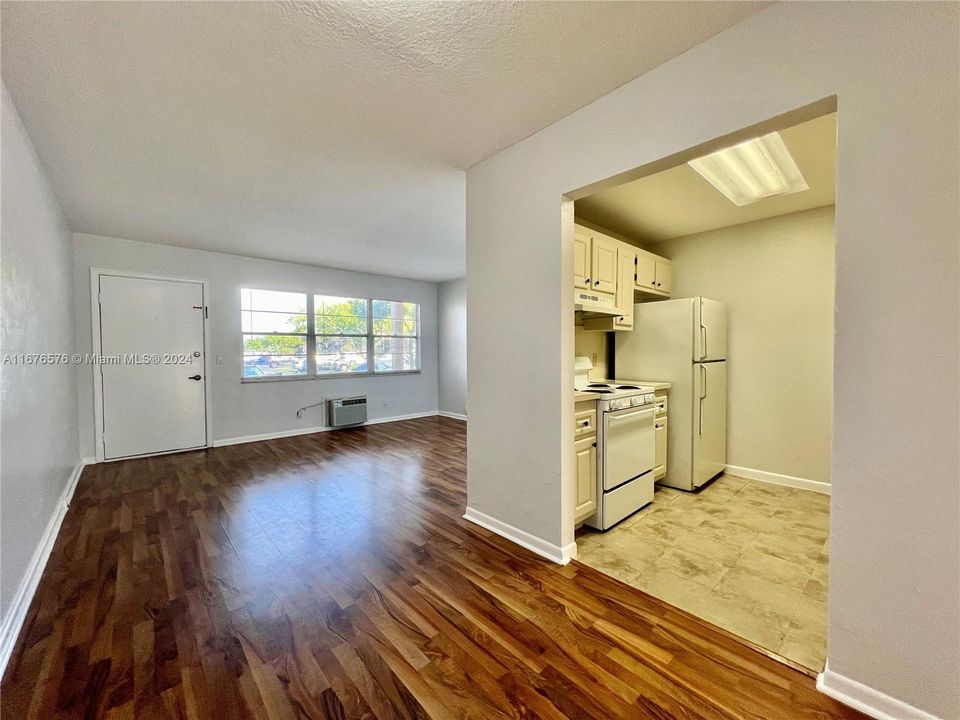 For Sale: $129,000 (1 beds, 1 baths, 685 Square Feet)