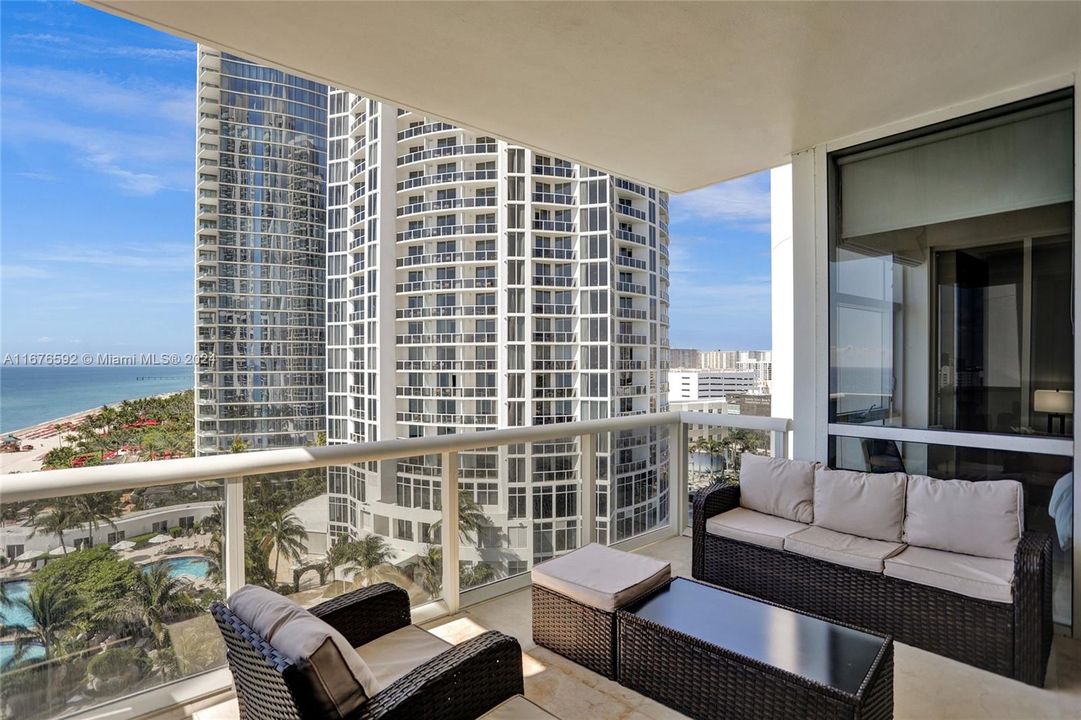 For Sale: $1,590,000 (2 beds, 2 baths, 1389 Square Feet)