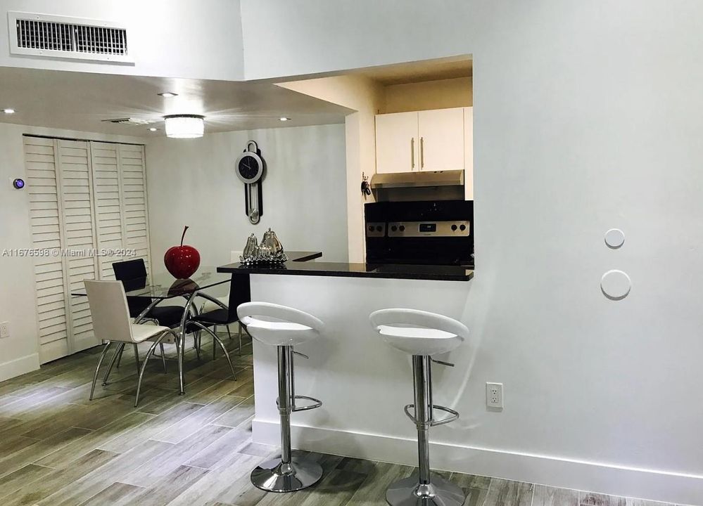 For Rent: $1,900 (1 beds, 1 baths, 679 Square Feet)