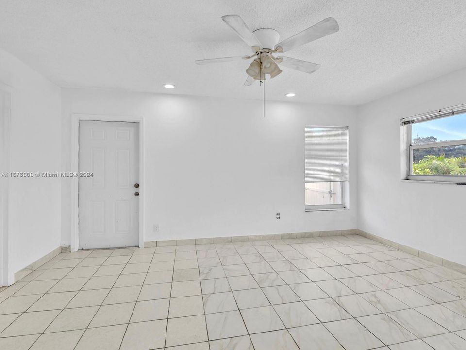 For Rent: $4,800 (4 beds, 2 baths, 1702 Square Feet)