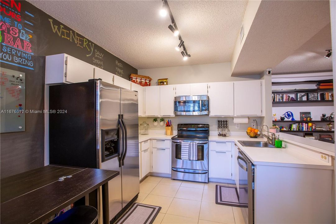 For Sale: $305,000 (2 beds, 2 baths, 1000 Square Feet)