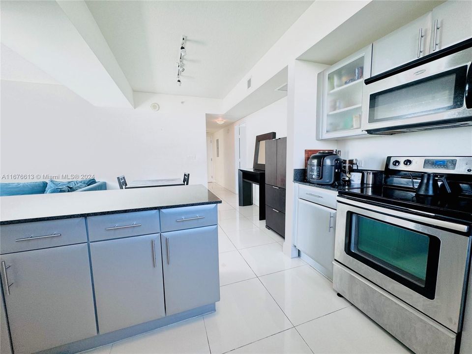 For Sale: $375,000 (2 beds, 2 baths, 888 Square Feet)