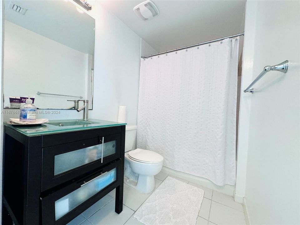 For Sale: $375,000 (2 beds, 2 baths, 888 Square Feet)