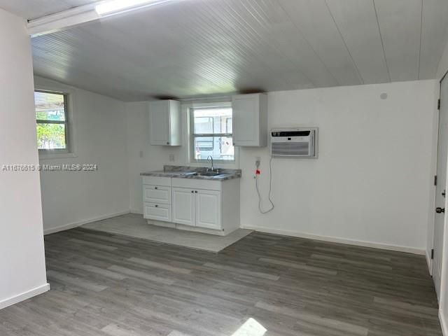 For Rent: $1,100 (0 beds, 1 baths, 300 Square Feet)