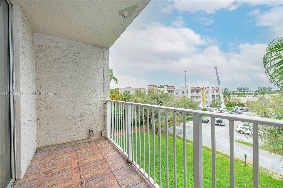 For Sale: $279,999 (2 beds, 2 baths, 1099 Square Feet)