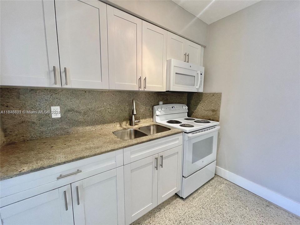 For Rent: $2,250 (2 beds, 1 baths, 900 Square Feet)