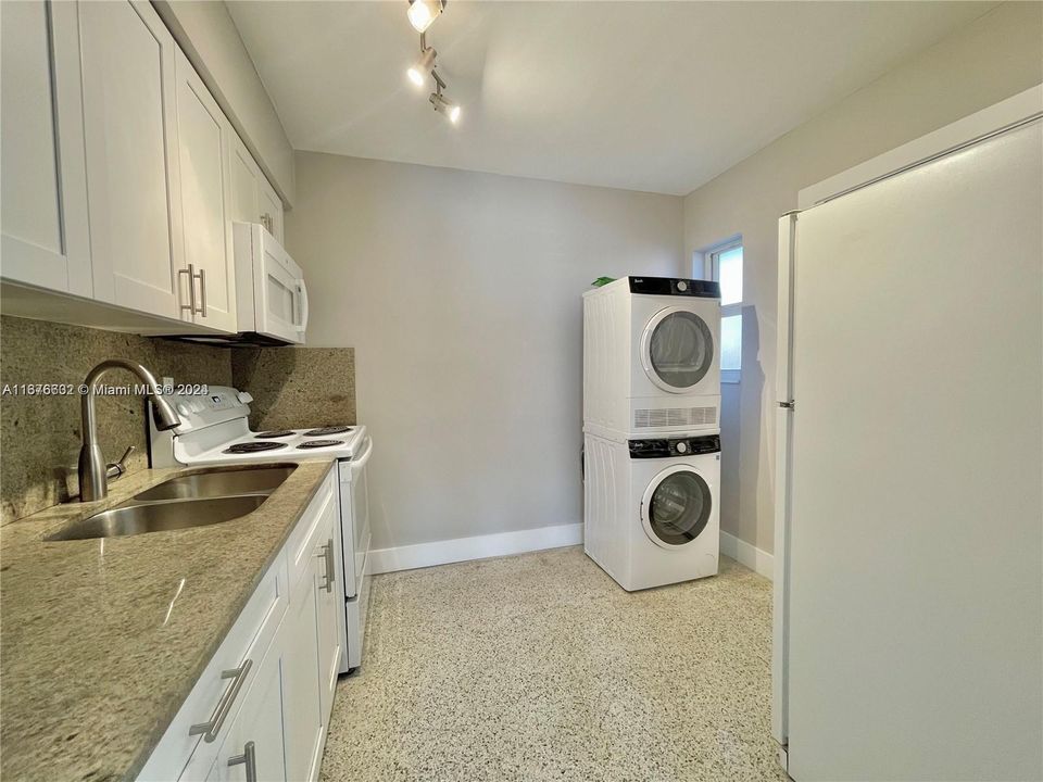 For Rent: $2,250 (2 beds, 1 baths, 900 Square Feet)