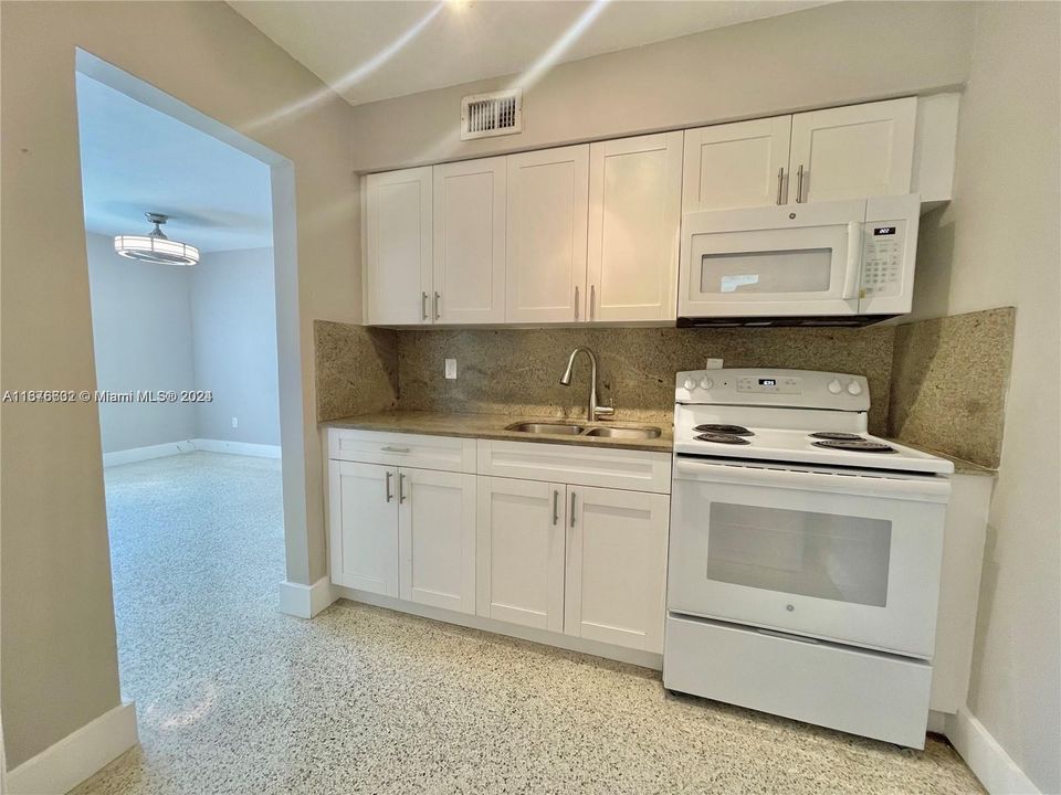 For Rent: $2,250 (2 beds, 1 baths, 900 Square Feet)