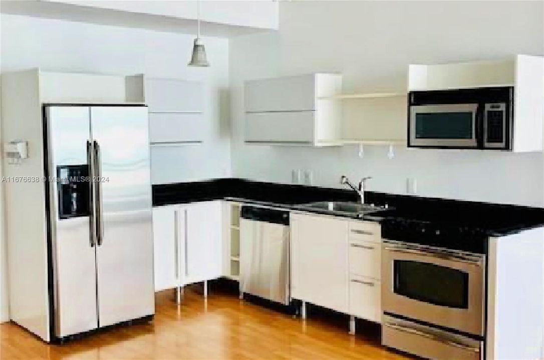 En Venta: $360,000 (0 camas, 1 baños, 638 Pies cuadrados)