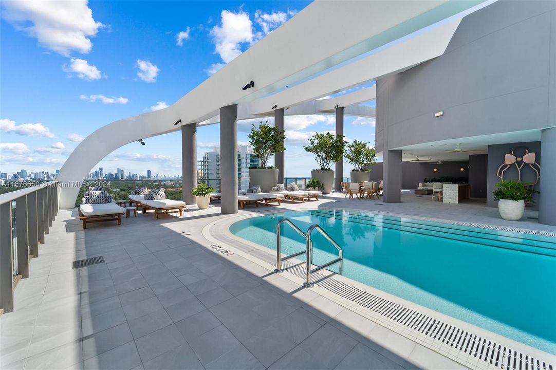 For Sale: $1,995,000 (2 beds, 2 baths, 981 Square Feet)