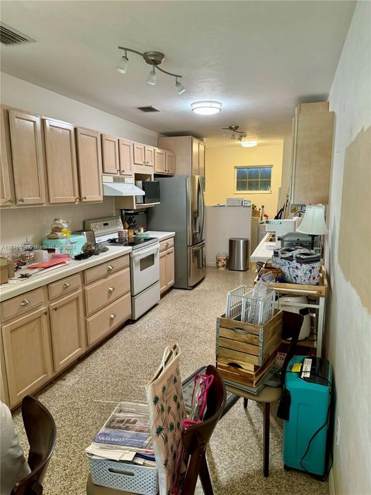 For Sale: $509,000 (2 beds, 1 baths, 1204 Square Feet)