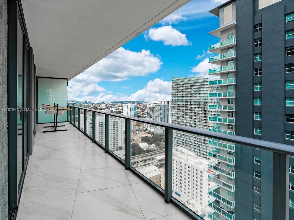 For Sale: $1,075,000 (2 beds, 2 baths, 1279 Square Feet)