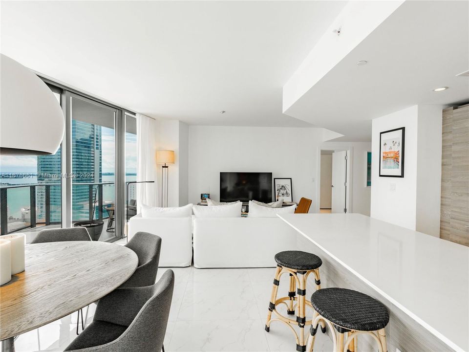 For Sale: $1,075,000 (2 beds, 2 baths, 1279 Square Feet)