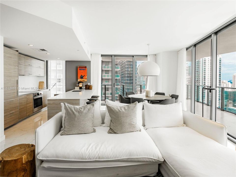 For Sale: $1,075,000 (2 beds, 2 baths, 1279 Square Feet)