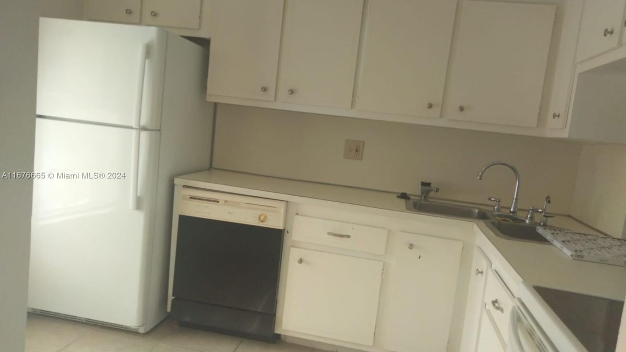 For Sale: $129,000 (2 beds, 2 baths, 880 Square Feet)