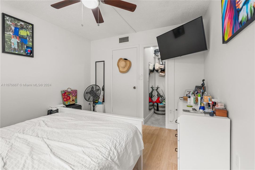 For Sale: $249,000 (2 beds, 2 baths, 1050 Square Feet)