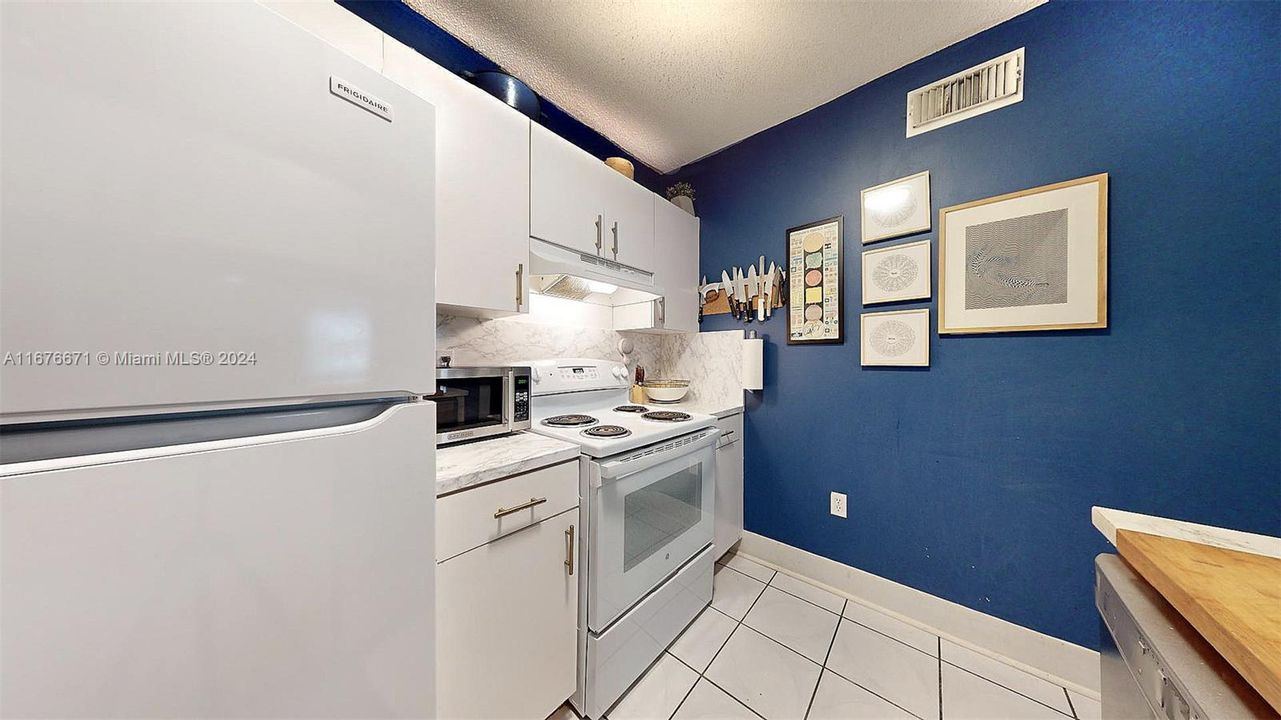 For Sale: $289,999 (2 beds, 2 baths, 810 Square Feet)