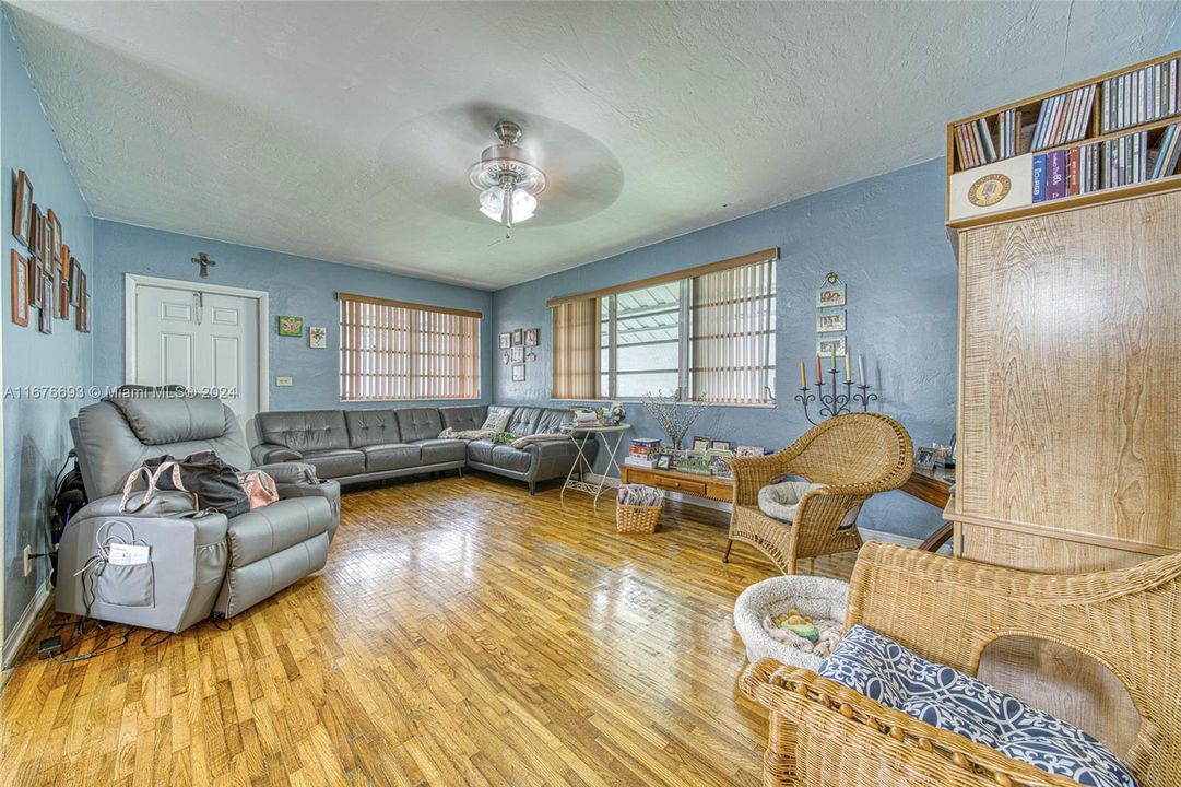 For Sale: $550,000 (5 beds, 2 baths, 1753 Square Feet)