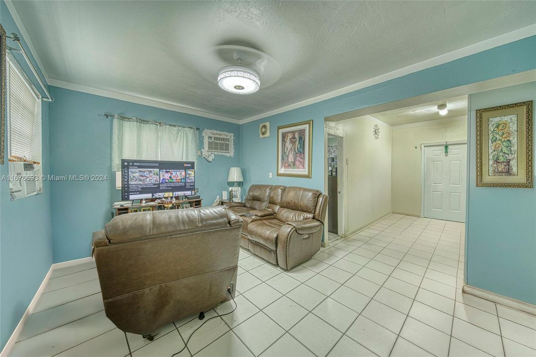 For Sale: $550,000 (5 beds, 2 baths, 1753 Square Feet)