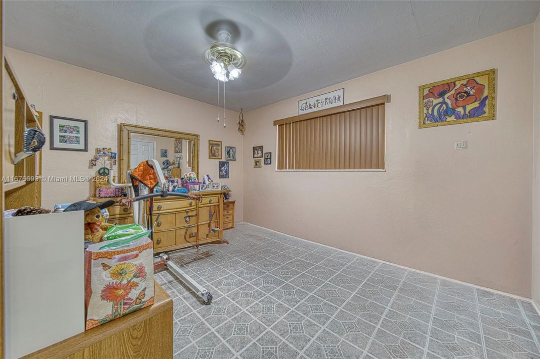 For Sale: $550,000 (5 beds, 2 baths, 1753 Square Feet)