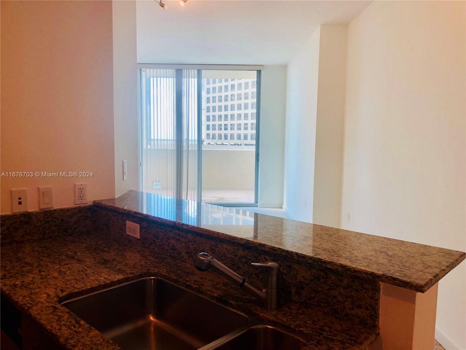 For Sale: $359,000 (1 beds, 1 baths, 657 Square Feet)