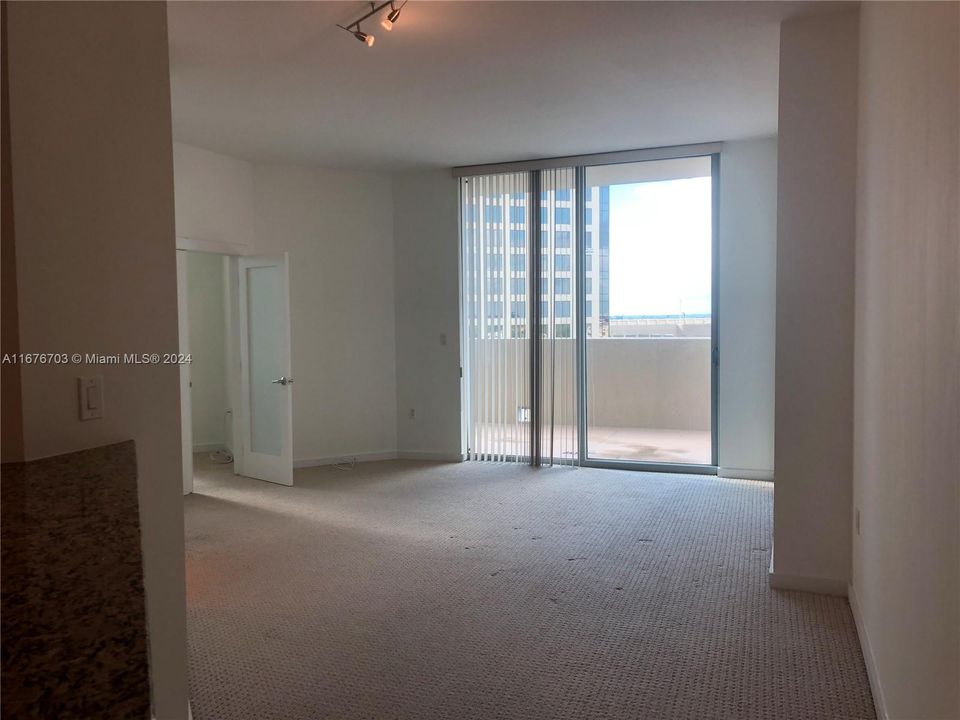 For Sale: $359,000 (1 beds, 1 baths, 657 Square Feet)