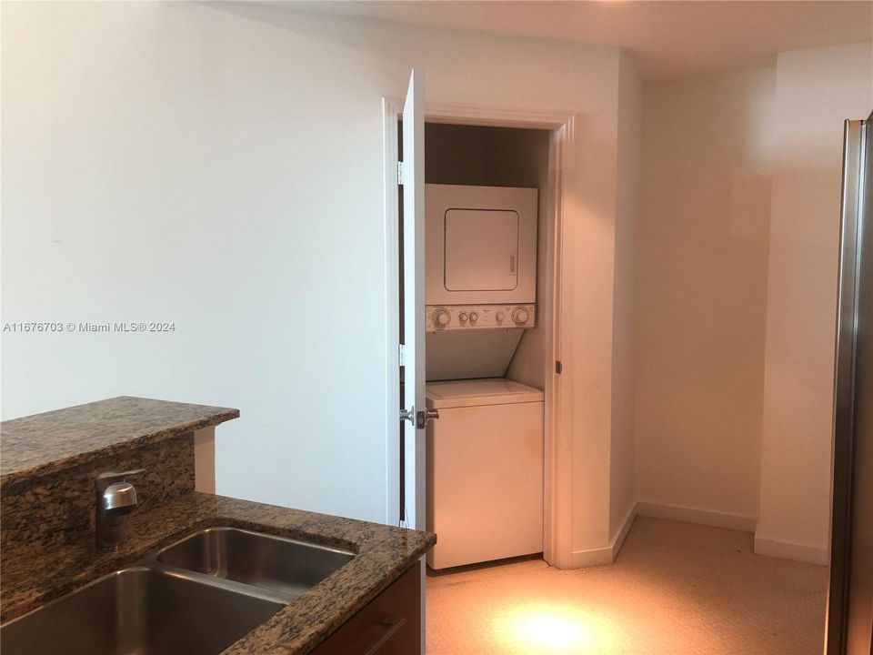 For Sale: $359,000 (1 beds, 1 baths, 657 Square Feet)