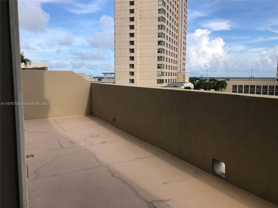 For Sale: $359,000 (1 beds, 1 baths, 657 Square Feet)